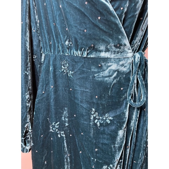 Divine Heritage Crystal Velvet Wrap Sequin Gown - Picture 7 of 9